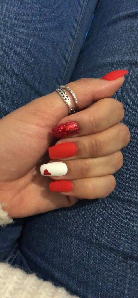 Red Sparkly Valentine Nails, Red Nails With Glitter, Matte Red Nails, Red Sparkly Nails, Nail Art Heart, Red Matte Nails, Red And White Nails, Glitter Tip Nails, Nails With Glitter