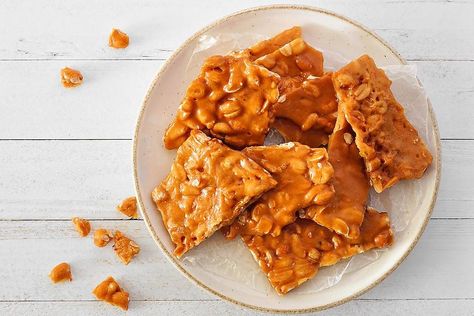 Amish Cashew Brittle Recipe, Cashew Crunch Candy, Amish Cashew Crunch Recipe, Cashew Candy, Cashew Crunch Recipe, Amish Desserts, Easy Peanut Brittle, Easy Peanut Brittle Recipe, Cashew Crunch