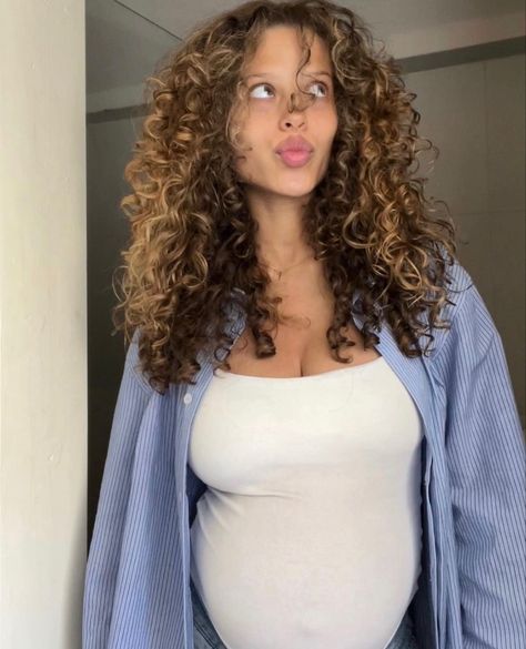 Dyed Hair Inspiration, Colored Curly Hair, Beautiful Curly Hair, Curly Hair Inspiration, Hair Stylist Life, Dye My Hair, Baddie Hairstyles, Hair Inspo Color, Long Curly Hair