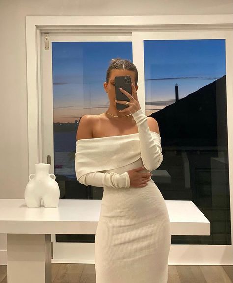 Image shared by mara.. Find images and videos about white dress, mirror selfie and long sleeve on We Heart It - the app to get lost in what you love. Maxi Dress Outfits, Wedding Guest Outfit Inspiration, Backless Long Sleeve, White Long Skirt, Maxi Dress Outfit, Off Shoulder Maxi Dress, Foto Poses, Looks Street Style, Outfits For Women