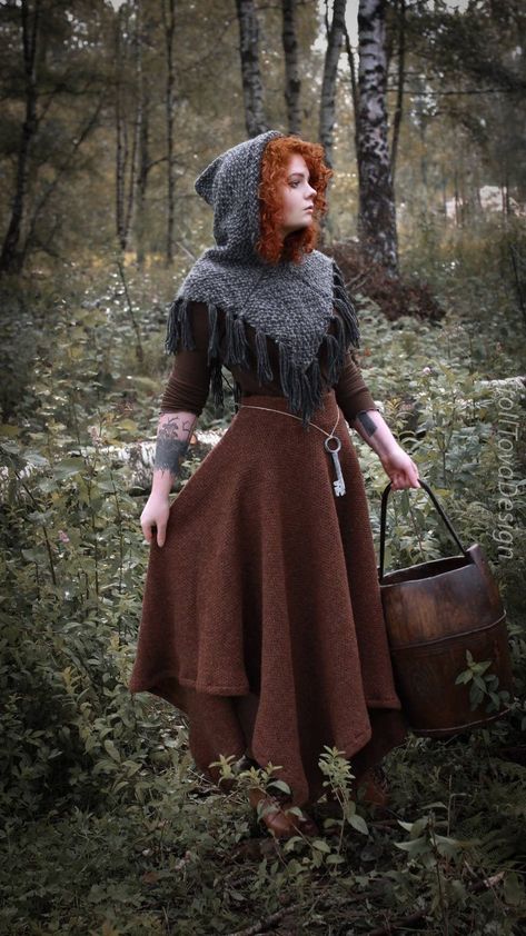 Witch Dress Drawing, Herbalist Character, Hobbit Inspired Outfits, Medieval Outfits, Medieval Hood, Goblincore Outfits, Wool Cloak, Cottagecore Witch, Pagan Clothing