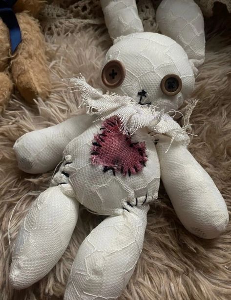 Creepy Stuffed Animals, Doll Plushies, Handmade Plushies, Cute Sewing Projects, Sewing Stuffed Animals, Creepy Dolls, Cute Stuffed Animals, Creepy Cute, Animal Dolls