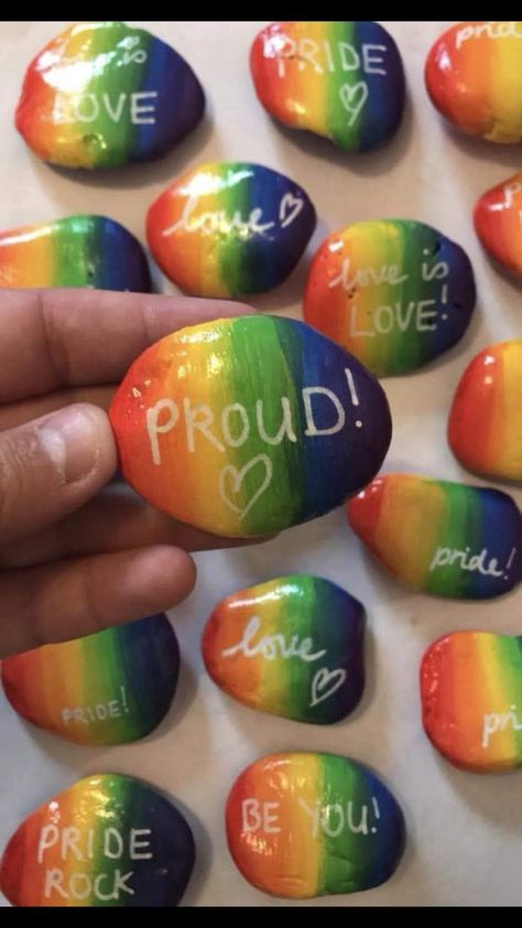 Pride Picnic Ideas, Diy Pride Crafts Easy, Lgbtqia Crafts, Pride Rock Painting, Pride Painted Rocks, Pride Activities For Kids, Pride Crafts For Kids, Gsa Club Ideas, Pride Month Art Ideas