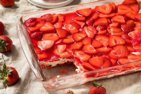 Nana's Strawberry Pretzel Salad Recipe - Scandals and Sweets Strawberry Spread, Layered Dessert Recipes, Strawberry Cream Cheese Pie, Carmel Cake, Strawberry Pretzel Salad Recipe, Pretzel Desserts, Mash Potato, Potato Balls, Strawberry Pretzel Salad