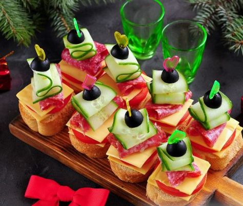 Canape with Sausage and Cheese Canapes Recipes, Festive Appetizers, Catering Ideas Food, Tomato And Cheese, Food Lists, Diy Food, Finger Foods, Party Food, Appetizer Recipes