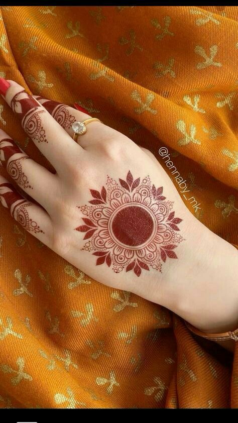 Aesthetic Mehndi Designs Circle, Latest Mehndi Designs Minimal, Mehandi Designs Circle, Henna Mendhi Designs, Mehendi Design Minimal, Back Hand Mehendi Minimal, Mehendi Designs For Hands Minimal, Minimal Mendhi Design, Mehandi Design Aesthetic