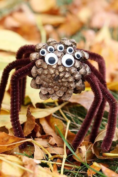 Pinecone Crafts Kids, Spider Crafts, Pinecone Crafts, Fun Halloween Crafts, Cone Crafts, Adornos Halloween, Easy Halloween Crafts, Cones Crafts, Diy Halloween Decor