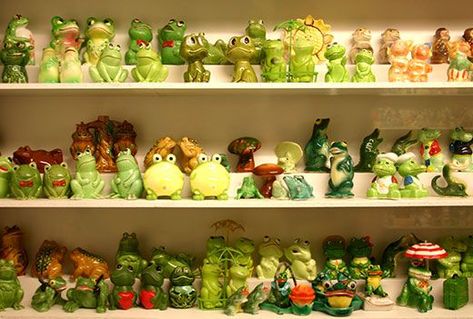 Frog Things, Frog House, Antique Booth, Frog Decor, Quirky Decor, Green Pasture, Frog Art, Booth Ideas, Frog And Toad