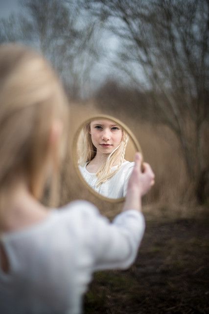 Portret Feminin, Mirror Photography, Desen Realist, Reflection Photography, Creative Photography Techniques, Photographie Portrait Inspiration, Shotting Photo, Creative Portrait Photography, Photographie Inspo