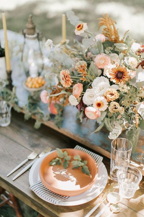 spring earthy wedding centerpieces, elegant rustic wedding ideas Fall Barn Wedding, Tafel Decor, Boda Mexicana, Wedding Place Settings, Fall Wedding Flowers, Wildflower Wedding, Deco Floral, Wedding Table Settings, Wedding Tablescapes