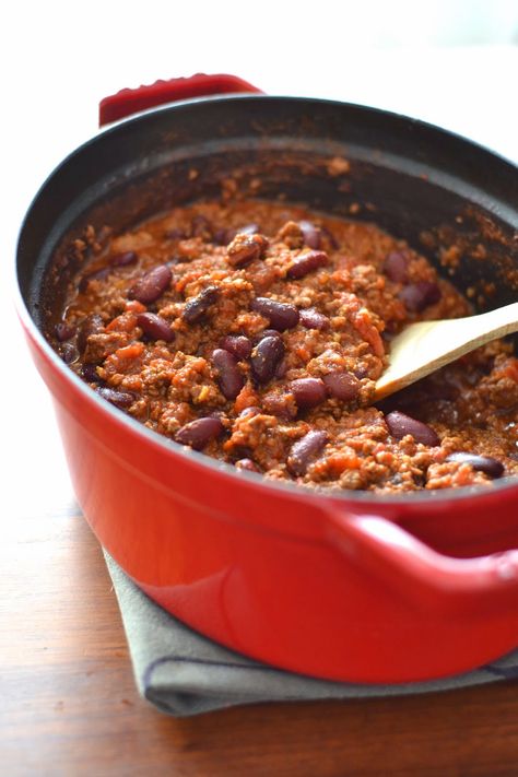 https://www.lacuisinecestsimple.com/2015/02/simple-comme-un-chili-con-carne.html       1 gros oignon ou 2 moyens     2 gousses d'ail     1 piment rouge frais     huile d'olive     1 cuillère à café bombée de cumin en poudre     2 cuillères à café de chili ou poivre de Cayenne (ou plus si vous aimez)     500g de viande de boeuf hachée     2 boîtes de 400g de cubes ou de chair de tomate     1 grande ou 2 petites boîtes de double concentré de tomate ou 200g de tomates séchées à l'huile hachées Chili Recipe Paula Deen, Taco Chili Recipe, Taco Chili, Paula Deen Recipes, Nigella Lawson, Paula Deen, Chili Recipe, Best Dishes, Mexican Dishes