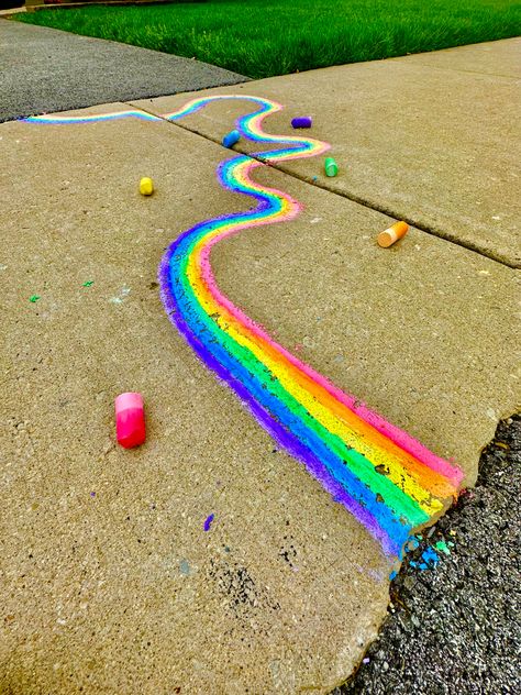 Cute Sidewalk Chalk Art Easy Summer, Chalk Driveway Ideas, Sidewalk Chalk Ideas Easy, Cool Chalk Art, Things To Do With Chalk, Cool Chalk Ideas, Easy Sidewalk Chalk Art Ideas, Chalk Mandala, Preppy Chalk