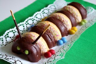 Schnelle Donut-Raupe Rezept Baileys Irish Cream, Irish Cream, Food Cakes, Food Humor, Party Snacks, Caramel Apples, Caterpillar, Cooking Time, Party Food