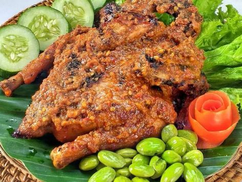 AYAM BAKAR TALIWANG⁣By @deviirwantari⁣.⁣Bahan: ⁣1 ekor ayam kampung (belah bagian dada, jangan sampai putus) ⁣1 buah jeruk nipis⁣1 sdt garam⁣500 ml santan atau air⁣1 sdm gula Jawa yg sdh disisir halus⁣.⁣Bumbu yang dihaluskan:⁣15 cabe keriting ⁣5 cabe besar⁣7 bawang putih ⁣12 bawang merah ⁣5 kemiri sangrai ⁣2 cm kencur⁣1 buah tomat⁣1 terasi ABC sachet⁣1-2 sdt garam Ayam Bakar Taliwang, Ayam Taliwang, Ayam Bakar, Indonesian Cuisine, Cooking Tutorials, Lunch Menu, Indonesian Food, Traditional Food, Tandoori Chicken