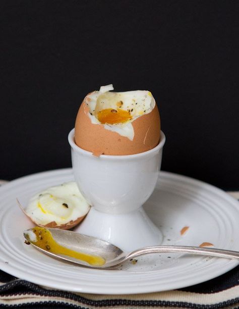 The Perfect Soft-Boiled Egg Soft Boiled Eggs Recipe, Hard Boil Eggs, Boiled Egg Recipes, Boil Eggs, Soft Boiled Egg, Hp Sauce, Soft Egg, Scrambled Eggs Recipe, Perfect Eggs