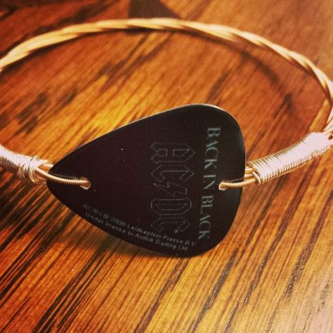 recycled guitar strings - Google Search Handmade String Bracelets, Pick Guitar, Guitar Jewelry, Guitar String Jewelry, Guitar String Bracelet, Guitar Pick Jewelry, Diy Bracelets With String, String Crafts, Handmade Guitar