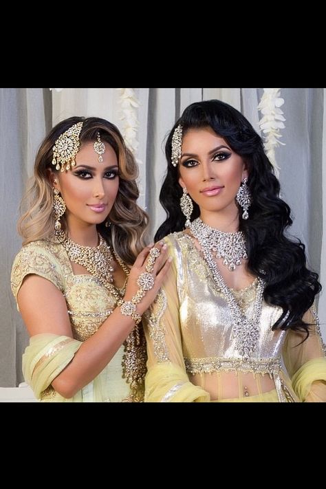 Love the white and gold jewelry and lengths combo. Love the side tikka! Side Tikka Hairstyles, Side Tikka Jewelry, Nikkah Hair, Tikka Hairstyle, Side Tikka, Hairstyles For Gowns, Desi Wedding Dresses, Clothing Art, Afghan Clothes