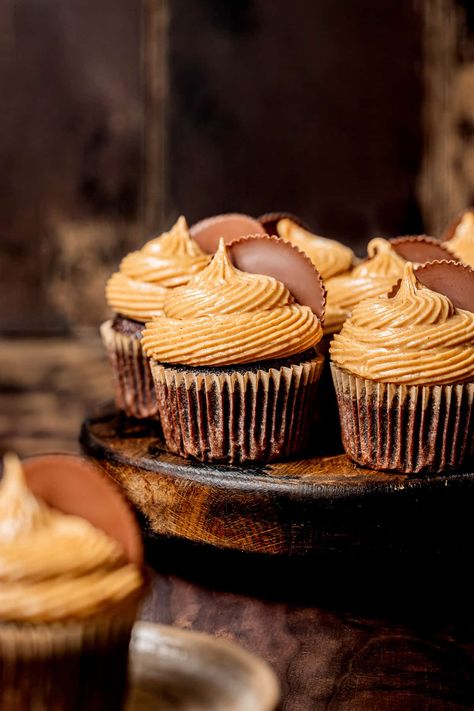 Peanut Butter Cup Cupcakes, Sick Food, Chai Cake, Chocolate Snack Cake, Crumble Cookie, Chocolate Peanut Butter Cupcakes, Peanut Butter Cupcakes, Aesthetic Foods, Fancy Cupcakes