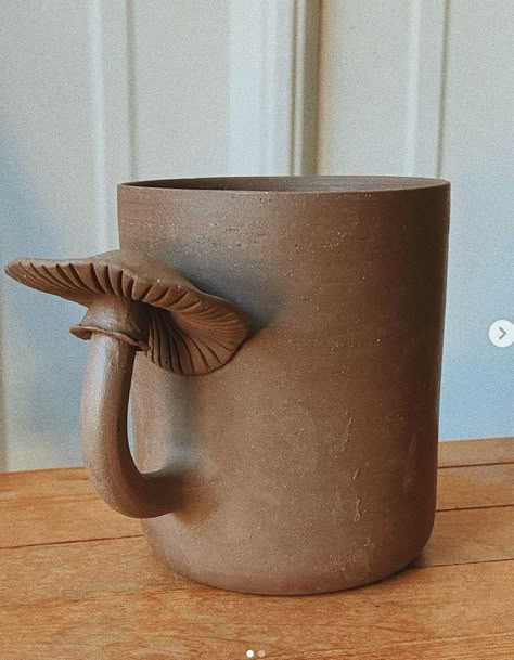 Nature Ceramics Inspiration, Mushroom Mug Pottery, Interesting Pottery Ideas, Nature Pottery Ideas, Mushroom Mug Ceramics, Ceramic Sets Ideas, Cool Mugs Ceramics, Spooky Pottery, Cool Pottery Ideas