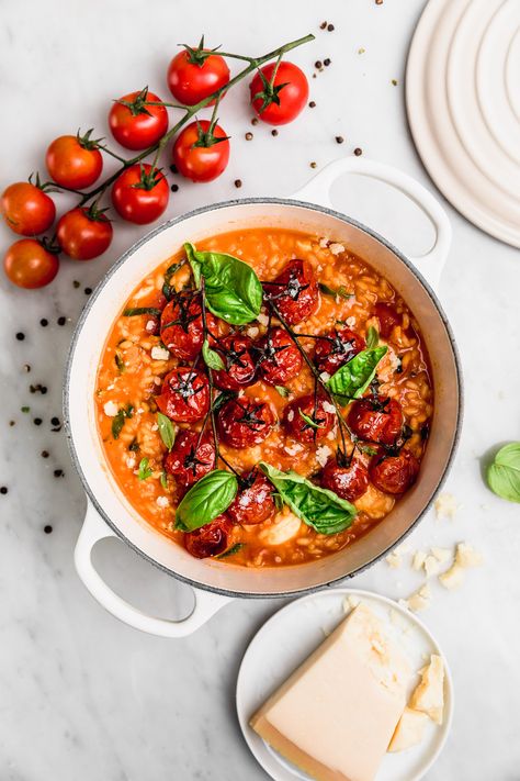 Caprese Risotto with Roasted Tomatoes | Cravings Journal Tomato Risotto, Mozzarella Recipes, Risotto Recipes, Roasted Tomatoes, Recipes Dinner, Dinner Tonight, Vegetarian Dishes, On The Side, Veggie Recipes