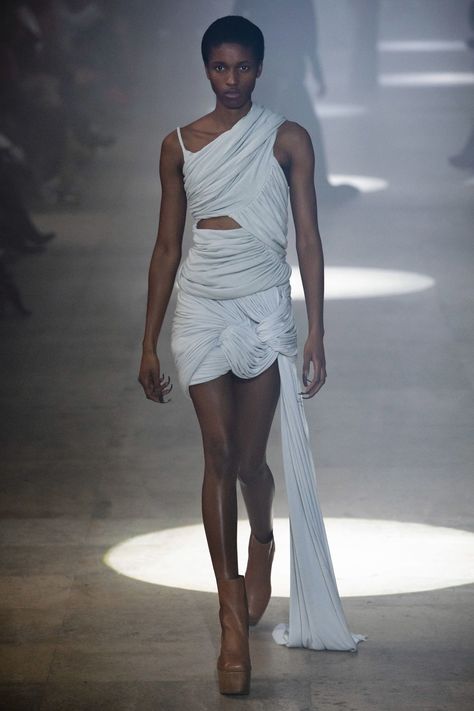 Wedding-Worthy Looks for Every Type of Bride, Fresh Off the Fall 2019 Runways Rick Owens Fashion, White Ball Gowns, Rick Owens Women, Fashion Show Collection, Only Fashion, Fashion Today, Vogue Paris, Looks Style, Rick Owens