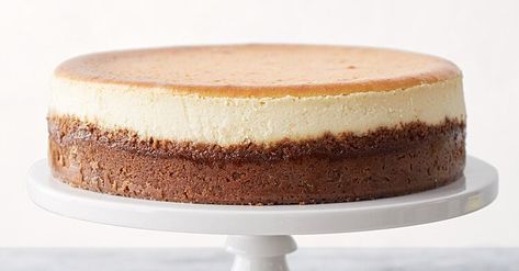 Classic NY-Style Cheesecake. Try this the next time! via Martha Stewart Creamy Cheesecake Recipe, Tasty Cakes, Beverage Ideas, Key Lime Cheesecake, New York Style Cheesecake, Baking Projects, Delish Desserts, Trifle Desserts, Classic Cheesecake