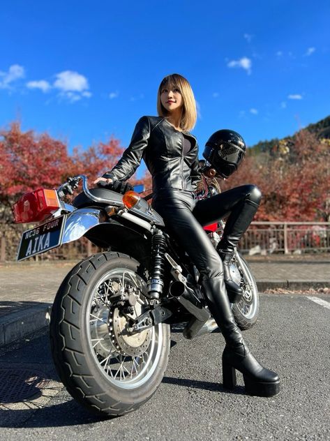 Racing Photoshoot, Rockabilly Aesthetic, Bike Woman, Bike Pose, Riding Scooter, Honda 750, Women Bike, Leather Leggings Fashion, Bike Lovers