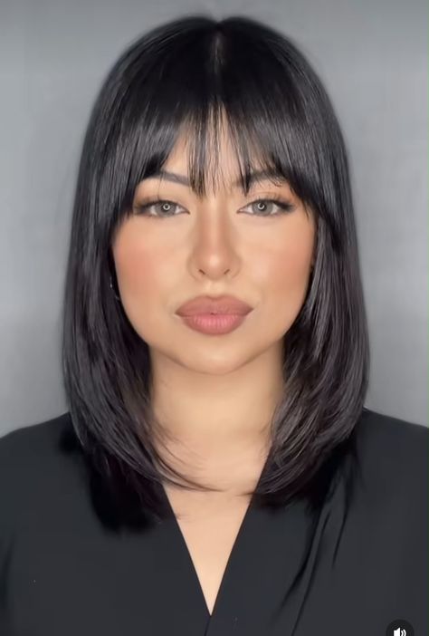 Short Haircut For Long Face Big Forehead, Shoulder Length Hair With Short Bangs, Dark Brunette Hair With Bangs, Medium Bob With Fringe Bangs, Short Dark Brown Hair Curtain Bangs, Brown Bob Haircut With Bangs, Short Haircut For Women With Bangs, Bangs For Small Face, Layered Short Haircuts With Bangs