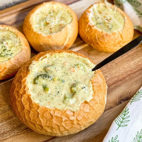 Broccoli Cheddar Tortellini Soup, Sharp White Cheddar Recipes, White Cheddar Broccoli Soup, White Cheddar Recipes, Cheddar Broccoli Soup, Christmas Soup, Cheddar Broccoli, Hearty Soup Recipes, Bread Soup