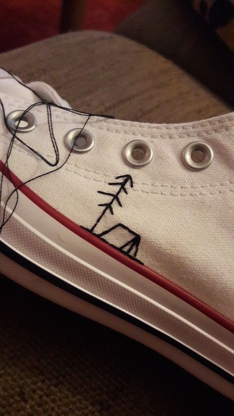 Embroidered Converse, Creation Couture, Diy Shoes, Embroidery Inspiration, Embroidery And Stitching, Needle And Thread, Embroidery Art, Diy Fashion, Cross Stitch Embroidery