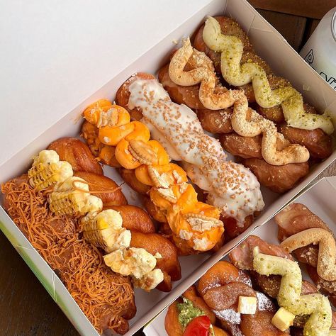 Korean Pastries, Twisted Donut, Twist Donut, Korean Bread, Roti Kukus, Dessert Tea, Catering Ideas Food, Healthy Food Inspiration, Food Product