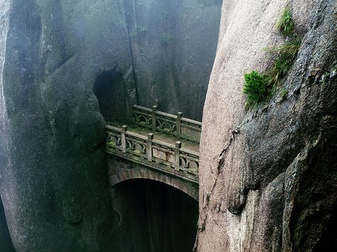 Stone Bridge between two cliffs -- World Heritage Site: Huangshan of China Old Bridges, Huangshan, Zhangjiajie, Visit China, Heroic Fantasy, Stone Bridge, Old Bridge, A Bridge, Another World