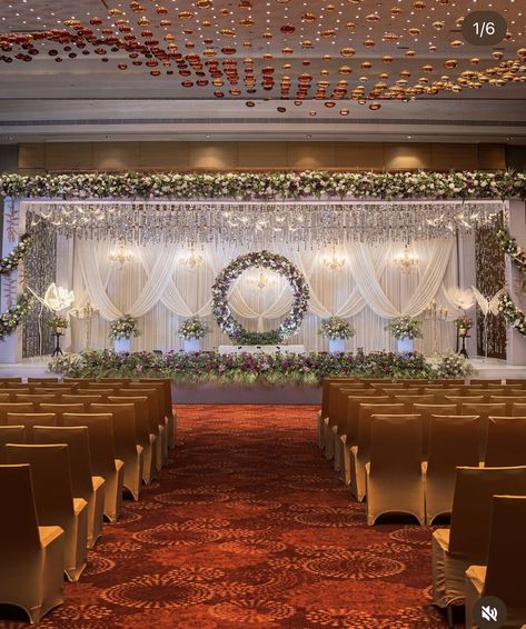 Wedding Main Stage Decor, Weeding Stages Decoration Simple, Simple Traditional Wedding Decor, Engagement Decor Indian Stage Decorations, Decoration For Reception Stage, Indian Engagement Backdrop, Hindu Engagement Stage Decoration, Engagement Stage Decoration Indian, Reception Decorations Indian Stage