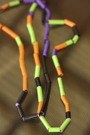 Hallowe'en necklaces - happy hooligans - fine motor craft/activity Halloween Fine Motor, Preschool Halloween Party, October Preschool, Happy Hooligans, Preschool Fall, Halloween Crafts Preschool, Apple Pumpkin, Halloween Kindergarten, Hallowen Ideas