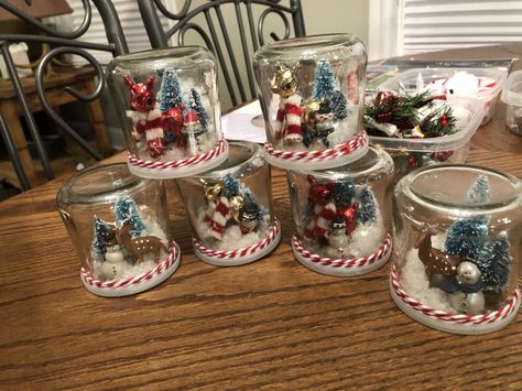 Salsa Jar Crafts, Oui Jars Repurpose Christmas, Pickle Jar Snow Globe, Mason Jar Snow Globe Diy, Oui Jar Snow Globe, Diy Christmas Snow Globes Mason Jars, Snow Globe Topped Mason Jar, Small Jam Jars, Baby Food Jar Crafts