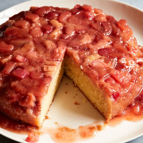 Strawberry Rhubarb Upside Down Cake, Rhubarb Upside Down Cake, Best Rhubarb Recipes, Upside Down Cake Recipe, Rhubarb Desserts, Spring Desserts, Caramel Topping, Rhubarb Recipes, Strawberry Rhubarb