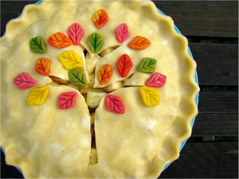 Cute inspiration for a tree apple pie. Dye pie crust in different colors and make marbled leaves! Creative Pie Crust, Delicious Thanksgiving Desserts, Creative Pies, Yummy Pie Recipes, Pie Crust Designs, Pie Decoration, Fall Pies, Delicious Thanksgiving, Favorite Pie