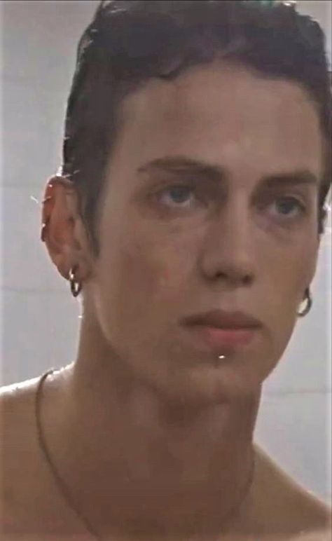 Labret Piercing Men, Central Labret, Labret Piercing Ring, Vertical Labret Piercing, Men's Piercings, Cool Piercings, Labret Piercing, Dermal Piercing, Hayden Christensen