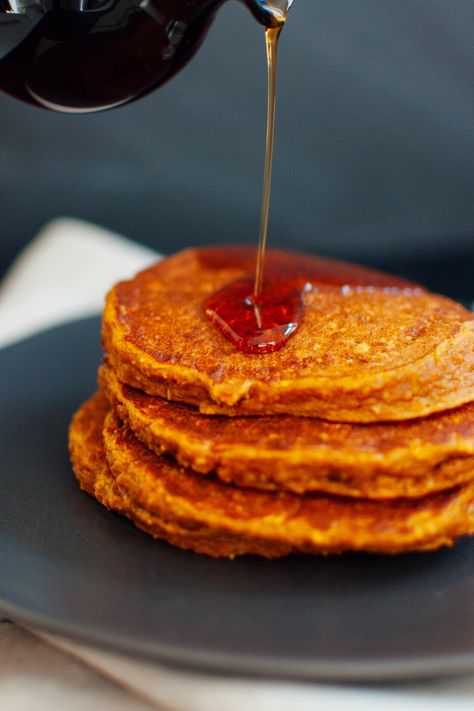 Dietician recommended Pumpkin Oat Pancakes, Pumpkin Oatmeal Pancakes, Pumpkin Pancake, Cookie And Kate, How To Cook Pancakes, Banana Oat Pancakes, Pumpkin Oats, Pumpkin Recipes Healthy, Pumpkin Dishes