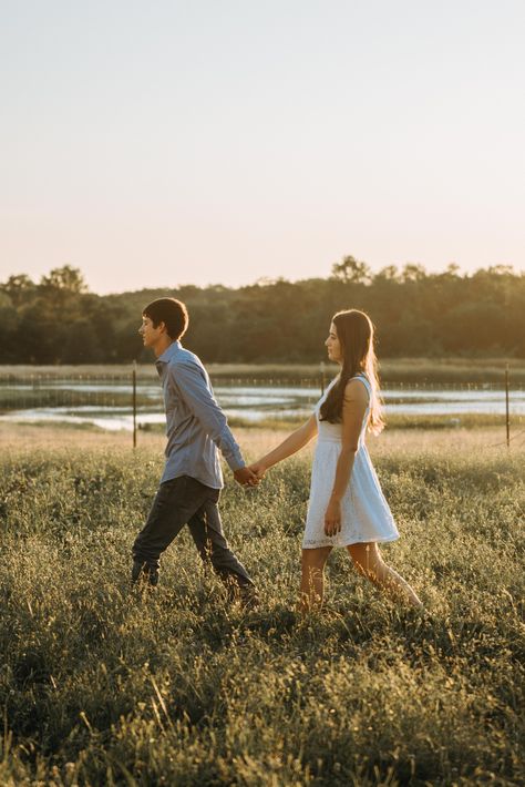 Engagement Photos Outdoors, Couple At Sunset, Sunflower Pics, Sunset Beautiful, Sunflower Pictures, Art Help, Pose Reference, Engagement Photos, A Couple