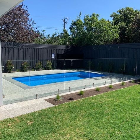 Dark Fence, Black Fencing, Garden Pool Design, Pool Black, Outdoor Pool Area, Black Fence, House Pool, Swimming Pool Landscaping, Pool Landscape