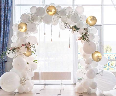 White Gold Balloon Arch, White And Gold Balloon Garland, Gold Bridal Shower Decorations, Balloons For Baby Shower, Wild Baby Shower, Gold Balloon Garland, Decoration Backdrop, Balloons Arch, Bridal Shower Inspo