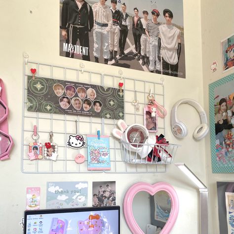 Wall Wire Grid, Kpop Posters On Wall Bedroom Ideas, Wall Grid Decor Ideas, Grid Panel Wall Decor, Wire Wall Grid Aesthetic, Bedroom Grid Wall, Wall Grid Kpop, Kpop Room Decor Ideas Diy, Kpop Door Decor