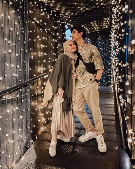 Couple Ootd, Ootd Couple, Pre Wedding Photoshoot Props, Couple Outfit Ideas, Wedding Photoshoot Props, Couple Fits, Muslim Couple Photography, Cute Couple Outfits, Cute Muslim Couples