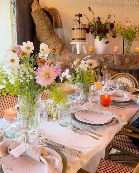 Anthropologie Europe on Instagram: "The ‘scape? Set. The candles? Lit. The vibes? High. Swipe for the details that made our day at @nutbournevineyards and @rabbit_resto a feast for the eyes 🍽️💐 Link in bio." Floral Table Scape, Anthropologie Vibes, Luxury Easter, Table Scape, Floral Table, Easter Dinner, Tablescapes, Link In Bio, Anthropologie