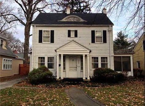 Incredible before and after tour of this 1920's Colonial home in Ohio | Building Bluebird #restoration #historichomes #colonial #fixerupper Ranch Colonial House Exterior, 1920s Colonial House Interior Design, 1920s Colonial House, Small Colonial House Exterior, Small Colonial House, Colonial Revival Exterior, Colonial Foyer, Side Hall Colonial, Brick Colonial House