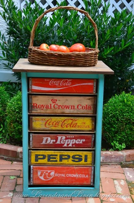 7 Ways to Repurpose Old Soda Crates • Great Ideas and Tutorials! Including, from 'lavender and linen', a nice tutorial on how to make this creative chest. Coke Crate Ideas, Remodel Garage, Vintage Cooler, Crate Ideas, Dekor Diy, Deco Originale, Repurposed Items, Diy Vintage, Redo Furniture