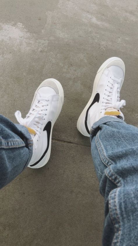 Boy Shoes Aesthetic, Boys Shoes Aesthetic, Nike Blazer Aesthetic, Nike Blazer Mid 77 White, Nike Shoes Photo, Nike Blazers Outfit, Sneaker Nike, Pants Outfit Men, Creative Shoes