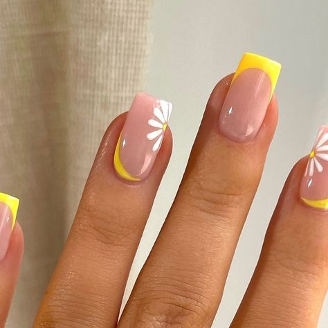 Nails Ideas With Flowers, Hannah Taylor, Nail Bling, Manicure Ideas, March 19, Bling Nails, Floral Nails, Nail Art Tutorial, Short Acrylic Nails