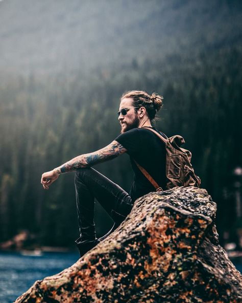 Trekking Photography, Beard Pictures, Hipster Haircuts For Men, Stylish Beards, Person Photography, Outdoor Portrait Photography, Mens Photoshoot Poses, Shotting Photo, Hipster Man